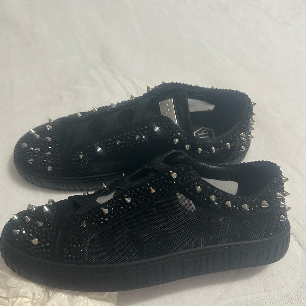 Black sneaker